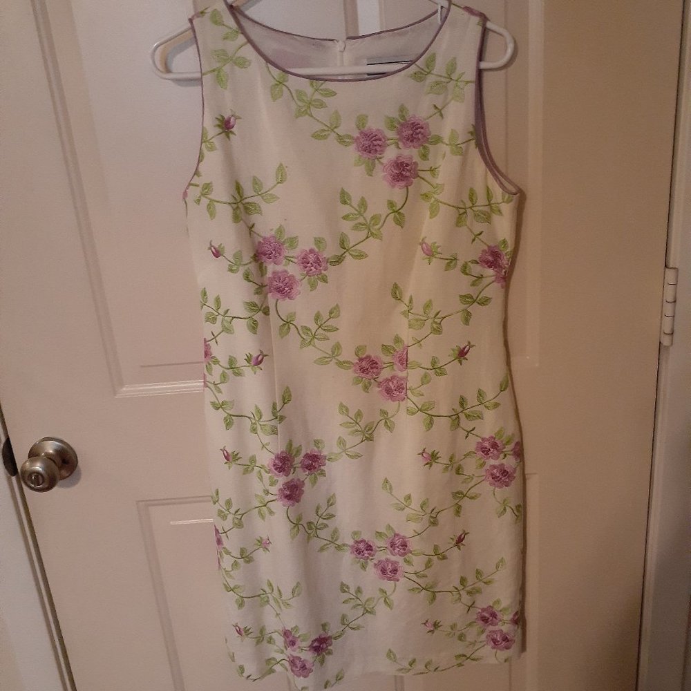 **SOLD**Jessica Howard Sheath Dress size 8. Off white with